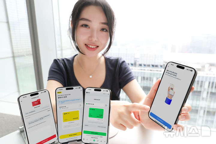 [서울=뉴시스]KT는 통신요금 납부 방식의 편의성을 높이기 위해 ‘토스페이 자동납부’ 서비스를 새롭게 도입했다고 2일 밝혔다. 사진은 KT 모델이 KT 토스페이 자동납부 서비스를 소개하고 있는 모습. (사진=KT 제공)