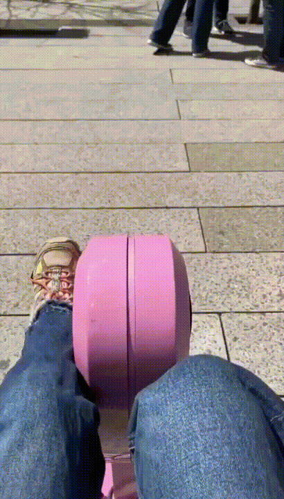 [서울=뉴시스] 미국 맨해튼에 설치된 분홍색 조형물을 본 방문객들은 엇갈린 반응을 보이고 있다. (영상='Prince Carlton' X(엑스·구 트위터) 캡처) 2025.07.02 *재판매 및 DB 금지 *재판매 및 DB 금지