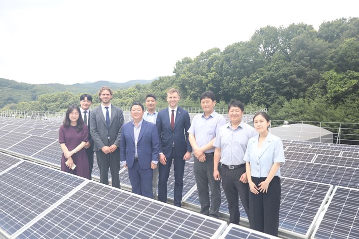 리투아니아 정부 고위관계자들이 신성이엔지 용인 스마트팩토리에 방문해 기념촬영을 하는 모습. (사진=신성이엔지) *재판매 및 DB 금지