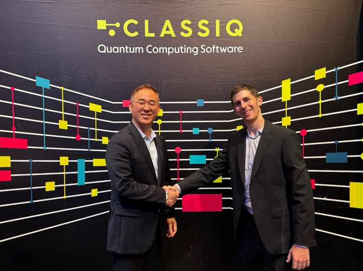 (왼쪽부터)메가존클라우드 김동호 부사장과 Classiq Nir Minerbi CEO가 ‘양자컴퓨팅 기술 협력을 위한 전략적 업무협약' 체결이후 기념 촬영을 하고 있다.(사진=메가존클라우드 제공)&nbsp;&nbsp; *재판매 및 DB 금지