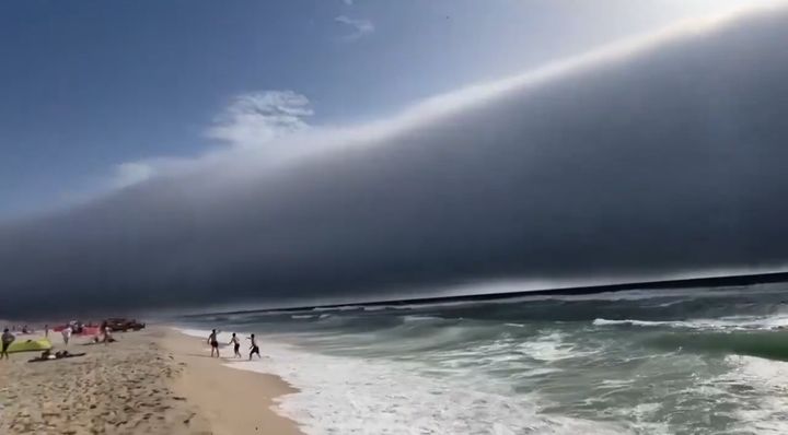[서울=뉴시스] 최근 잇단 폭우와 뇌우, 우박 등 불안정한 기상 현상이 이어지고 있는 포르투갈에서 희귀한 구름이 목격돼 화제다.&nbsp; (사진=@volcaholic1 엑스 캡처) 2025.07.02&nbsp; *재판매 및 DB 금지