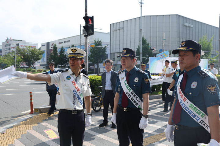 [대구=뉴시스]대구경찰청은 2일 새정부 출범과 더불어 사회전반의 기초질서를 바로잡기 위해 공동체 신뢰를 저해하는 3대 기초질서(교통·생활·서민경제) 위반행위 근절 캠페인을 전개했다.(사진=대구경찰청 제공) photo@newsis.com *재판매 및 DB 금지