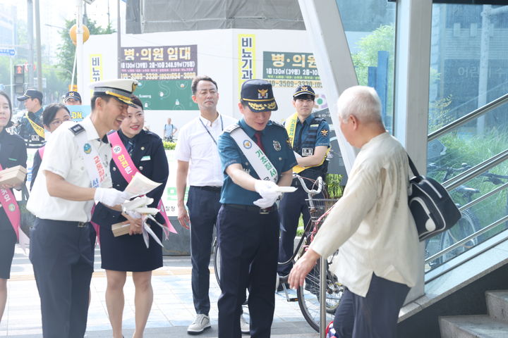[대구=뉴시스]대구경찰청은 2일 새정부 출범과 더불어 사회전반의 기초질서를 바로잡기 위해 공동체 신뢰를 저해하는 3대 기초질서(교통·생활·서민경제) 위반행위 근절 캠페인을 전개했다.(사진=대구경찰청 제공) photo@newsis.com *재판매 및 DB 금지