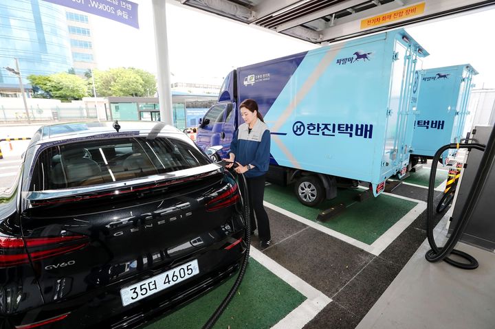 [서울=뉴시스] 한진 조현민 사장이 1일 개소한 한진 김포 전기차 충전소에서 전기차량을 충전하고 있다. (사진=한진 제공) photo@newsis.com *재판매 및 DB 금지