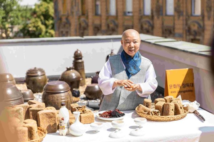 정관 스님이 '2025 코리아온 한국문화페스티벌' 사전 행사로 열린 장 담그기에 참여한 모습. (사진=주헝가리 한국문화원 제공) *재판매 및 DB 금지