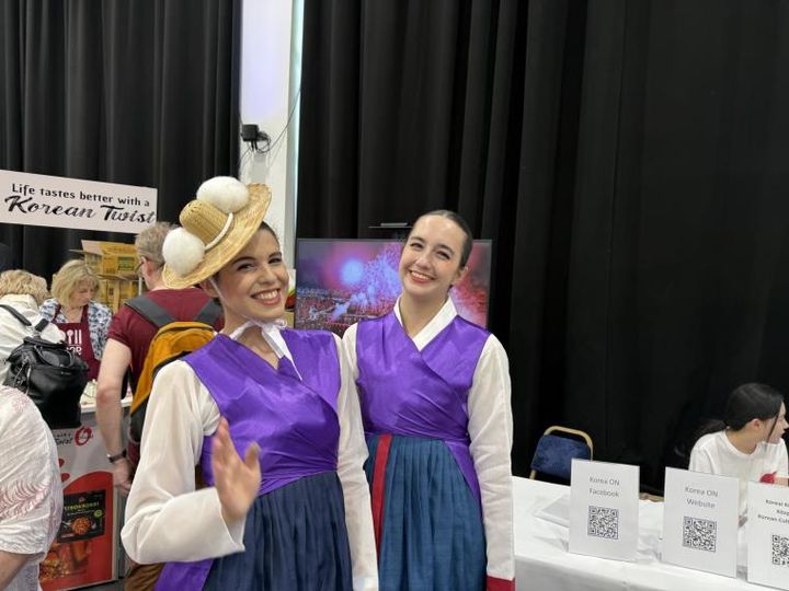 '2025 코리아온 한국문화페스티벌 한국전통무용 퍼레이드에 참가한 헝가리 무용수. (사진=주헝가리 한국문화원 제공) *재판매 및 DB 금지