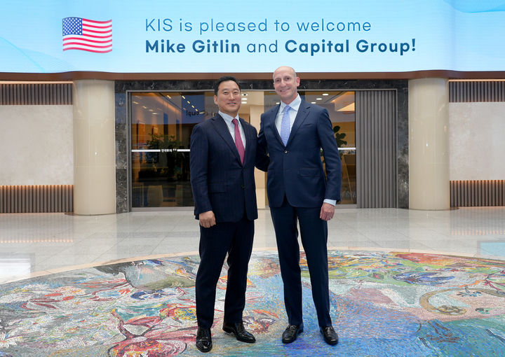 (좌)한국투자증권 김성환 사장과 캐피탈그룹 마이크 기틀린 CEO가 전략적 협의를 마치고 기념사진을 찍고 있다. (사진=한국투자증권 제공) *재판매 및 DB 금지