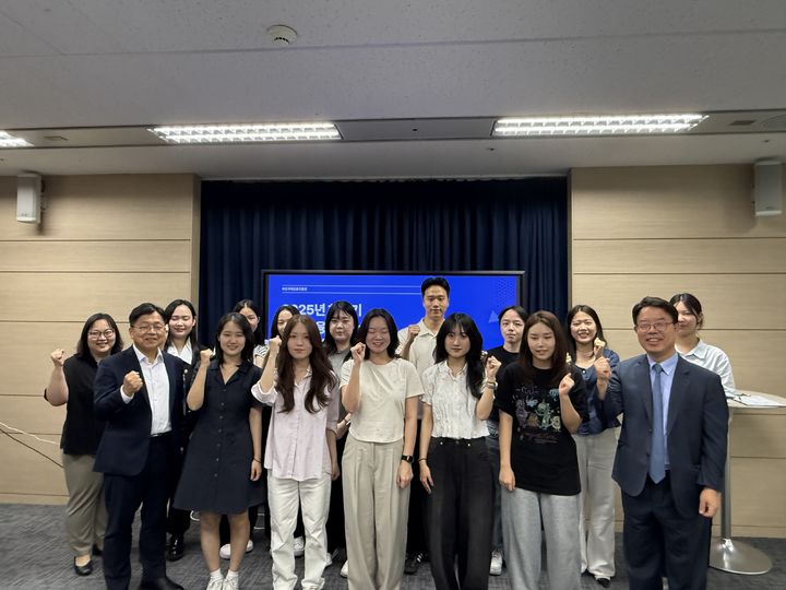 [부산=뉴시스] 부산국제금융진흥원은 지난 1일 남구 부산국제금융센터에서 부산금융박물관로드 2025년 상반기 자원봉사자 수료식 및 하반기 자원봉사자 발대식을 개최했다. (사진=부산국제금융진흥원 제공) 2025.07.02. photo@newsis.com *재판매 및 DB 금지