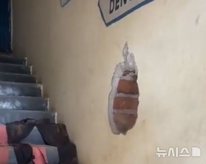 [뉴시스] 인도 하이데라바드에서 도둑이 매장 벽에 구멍을 뚫고 침입해 휴대폰을 훔쳐 달아나 충격을 주고 있다. (사진=Free Press Journal) 2025.06.30 