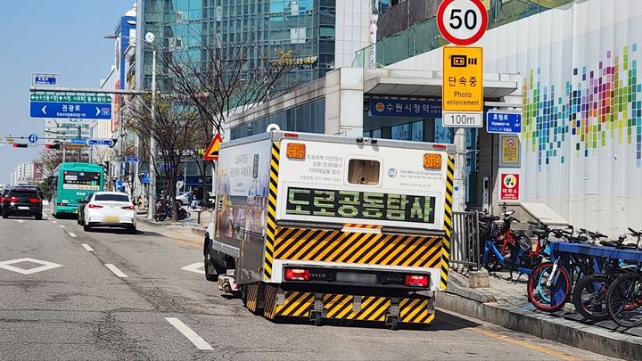 [수원=뉴시스] 지표투과레이더 도로 탐사. (사진=수원시 제공) 2025.07.02. photo@newsis.com *재판매 및 DB 금지