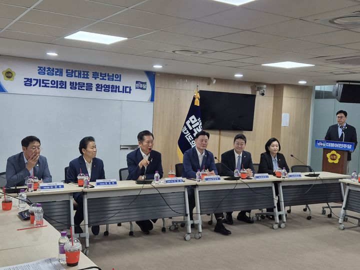 [수원=뉴시스] 이병희 기자 = 더불어민주당 차기 대표에 출마한 정청래 의원이 2일 경기도의회를 찾아 발언하고 있다. 2025.07.02. iambh@newsis.com *재판매 및 DB 금지