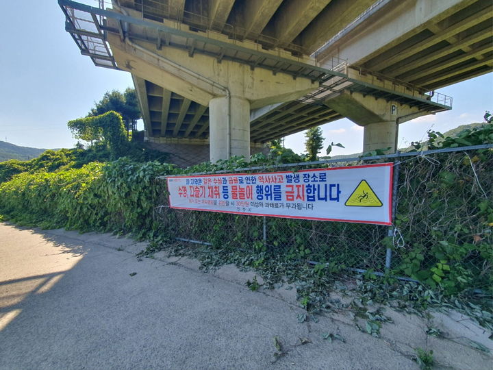 [진주=뉴시스] 진주시, 금곡면 영천강1교 하부 ‘물놀이 위험구역’ 설정.(사진=진주시 제공).2025.07.02.photo@newsis.com *재판매 및 DB 금지