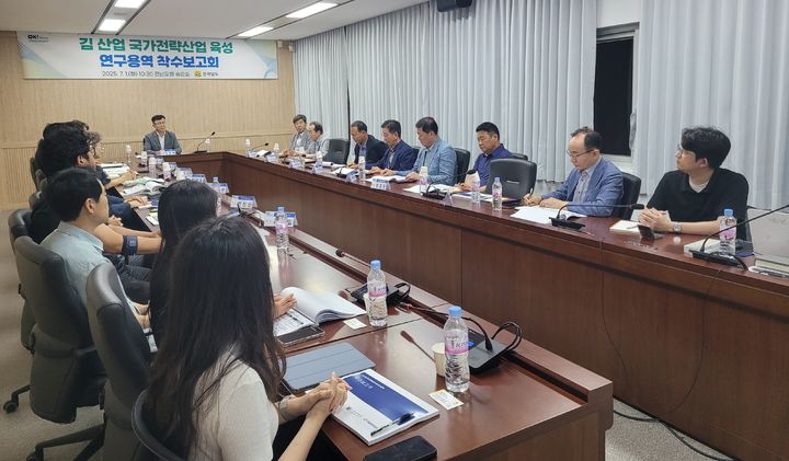 [무안=뉴시스] 지난 1일 전남도청에서 열린 김 산업 국가전략산업 육성 연구용역 착수보고회. (사진 제공 = 전남도). 2025.07.02. photo@newsis.com *재판매 및 DB 금지