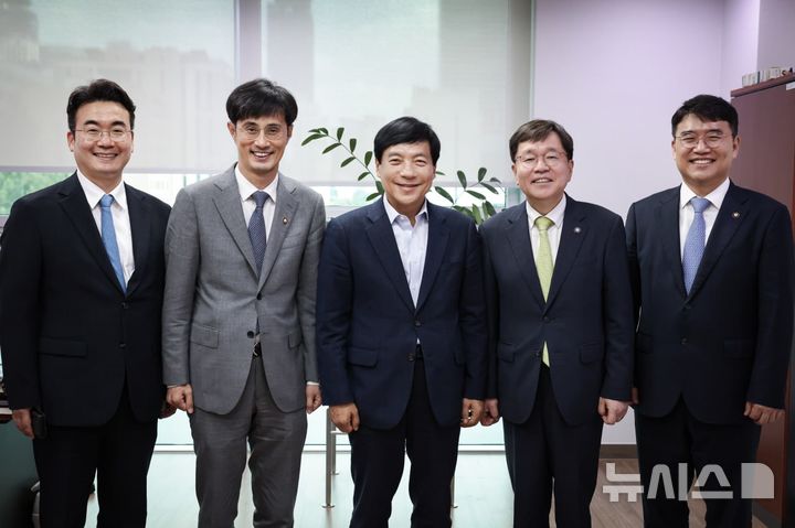 [전주=뉴시스] 더불어민주당 이성윤 의원(가운데)이 전주가정법원 설치를 위해 법원행정처 배형원 차창과 이형근 기조실장, 조병구 사법지원실장 등이 만남을 가졌다. (사진= 이성윤 의원실 제공) *재판매 및 DB 금지