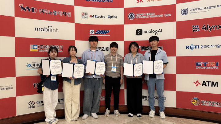 [대전=뉴시스] 국립한밭대학교 인공지능소프트웨어학과 현장훈 교수와 수상자들. (사진=국립한밭대 제공)&nbsp; *재판매 및 DB 금지