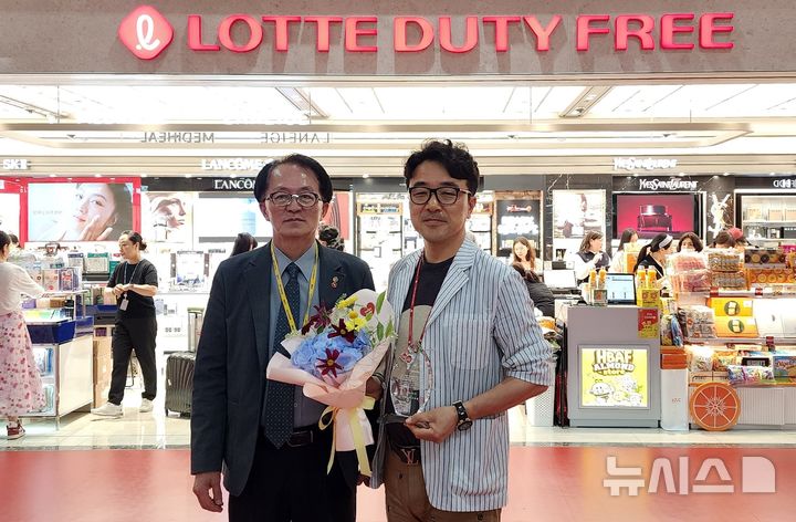 [제주=뉴시스] 고승철(왼쪽) 제주관광공사이 신속한 응급처치로 생명을 구한 윤남호 롯데면세점 점장에게 감사패를 수여한 후 기념촬영 하고 있다. 윤 점장은 지난 5월 제주공항 국제선 출발장에서 갑자기 의식을 잃고 쓰러진 70대 여성을 신속한 심폐소생술로 구조했다. (사진=제주관관공사 제공) 2025.07.02. photo@newsis.com *재판매 및 DB 금지