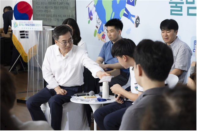 [수원=뉴시스] 김동연 경기도지사가 지난달 30일 시흥에코센터에서 진행된 '경기도 기후도민총회 출범식'에서 땀 흘리는 학생 참가자에게 손수건을 건네고 있다. (사진=경기도 제공) 2025.07.02. photo@newsis.com *재판매 및 DB 금지