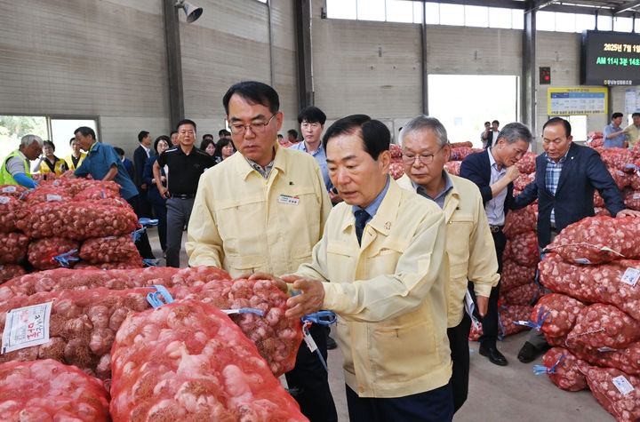 [창녕=뉴시스] 성낙인 군수가 2025년산 햇마늘 경매가 한창인 창녕농협공판장을 방문해 현장을 점검하고 관계자들을 격려하고 있다. (사진= 창녕군 제공) 2025.07.02. photo@newsis.com *재판매 및 DB 금지