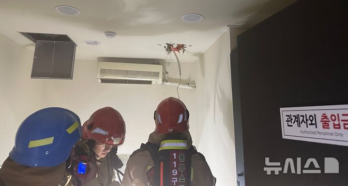 [대구=뉴시스] 2일 오전 3시31분께 대구 동구 신천동의 한 상가 2층에 있는 노래주점에서 불이 났다. (사진=대구소방안전본부 제공) 2025.07.01. photo@newsis.com