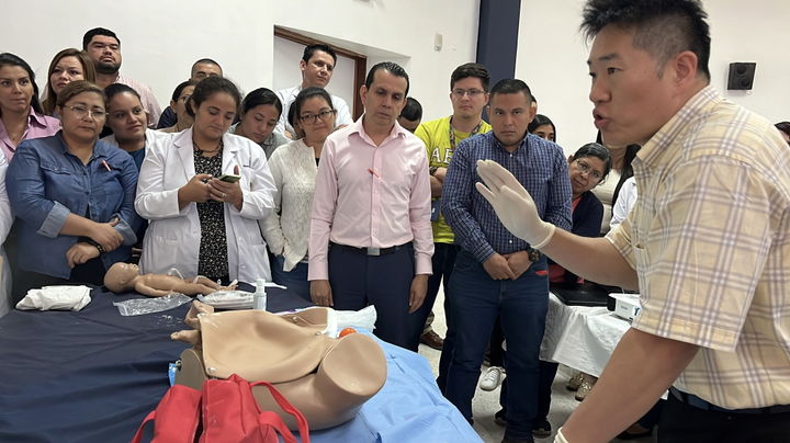 [천안=뉴시스] 이한유 교수가 엘살바도르 의료진에게 응급의료 최신지견 및 노하우를 전수했다.(사진=순천향대학교 부속 천안병원 제공).2025.07.02.photo@newsis.com. *재판매 및 DB 금지