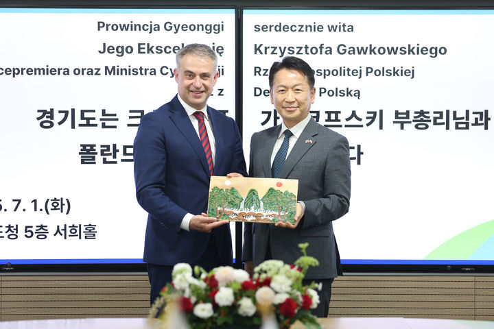 [수원=뉴시스] 고영인 경기도 경제부지사가 크시슈토프 가프코프스키(Krzysztof Gawkowski) 폴란드 부총리 겸 디지털부 장관과 2일 도청에서 기념사진을 찍고 있다. (사진=경기도 제공) 2025.07.02. photo@newsis.com *재판매 및 DB 금지