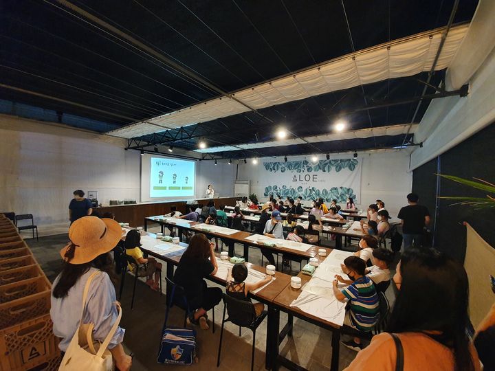 [세종=뉴시스] 사진은 경남 김해시 '한림알로에' 농장 활동 모습. 이곳은 알로에 재배지에서 알로에 모종 심기와 수확, 생활용품·먹을거리 만들기 체험을 지원한다고 농촌진흥청이 2일 밝혔다. (사진=농진청 제공) 2025.07.02. photo@newsis.com *재판매 및 DB 금지