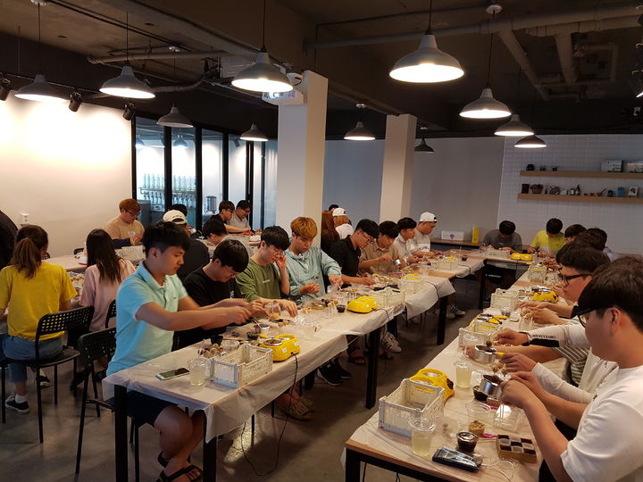 [세종=뉴시스] 사진은 경남 김해시 '한림알로에' 농장 활동 모습. 이곳은 알로에 재배지에서 알로에 모종 심기와 수확, 생활용품·먹을거리 만들기 체험을 지원한다고 농촌진흥청이 2일 밝혔다. (사진=농진청 제공) 2025.07.02. photo@newsis.com *재판매 및 DB 금지