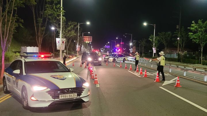 [울산=뉴시스] 박수지 기자 = 울산경찰청이 여름철을 맞아 지난달 16일부터 29일까지 2주간 특별 단속을 벌인 가운데 S자형 음주단속이 이뤄지고 있다. (사진=울산경찰청 제공)2025.07.02. photo@newsis.com *재판매 및 DB 금지