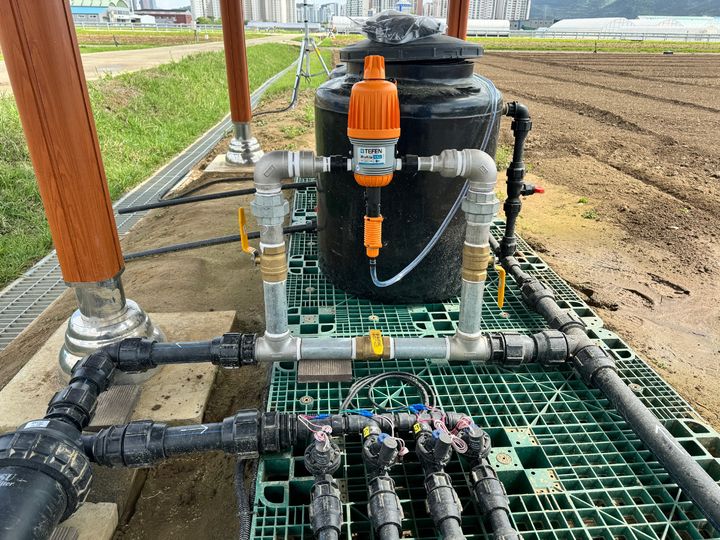 [세종=뉴시스] 농촌진흥청은 최근 노지 밭작물에 간편하게 양분을 공급하면서도 효율이 높은 '양분공급 제어시스템'을 개발했다고 2일 밝혔다. 이 시스템은 수압식 피스톤 펌프 방식의 양분혼합장치를 이용해 수용성 비료 원액을 정확한 비율로 희석한 뒤 일정 주기로 작물에 공급하는 방식이다. 사진은 양분혼합장치. (사진=농진청 제공) 2025.07.02. photo@newsis.com *재판매 및 DB 금지