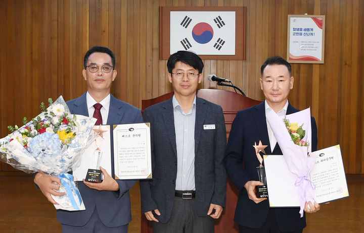 [창녕=뉴시스] 장정석(왼쪽) 창녕군공무원노동조합 위원장이 손학준(오른쪽) 베스트 리더공무원, 이승렬 군의원에게 트로피와 꽃다발을 전달하고 기념촬영을 하고 있다. (사진= 창녕군 제공) 2025.07.02. photo@newsis.com *재판매 및 DB 금지