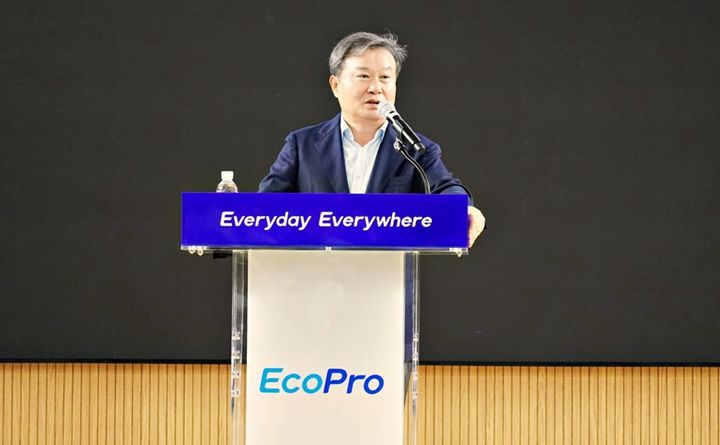 [서울=뉴시스] 이동채 에코프로 창업주는 지난 1일 충북 오창 에코프로 본사에서 개최한 3분기 분기 조회식에 참석했다.(사진제공=에코프로). 2025.07.02. photo@newsis.com *재판매 및 DB 금지