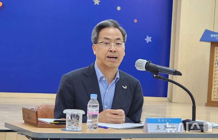 [영양=뉴시스] 김진호 기자 = 오도창 영양군수가 2일 군청 대회의실에서 열린 '민선 8기 3주년 언론관계자 간담회'에서 4년차 군정 방침 등을 밝히고 있다. 2025.07.02.&nbsp; kjh9326@newsis.com 