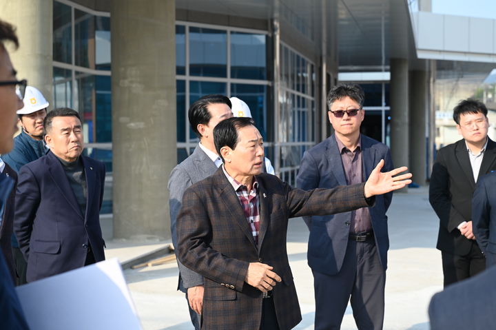 [창녕=뉴시스] 성낙인 경남 창녕군수가 갈전지구 교차로 정비계획에 대해 설명하고 있다. (사진= 창녕군 제공) 2025.07.02. photo@newsis.com *재판매 및 DB 금지