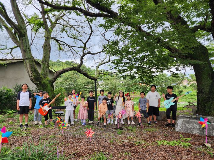 [광주=뉴시스] 전남 화순 청풍초등학교 전교생이 출연한 장편영화 '할머니와 나와 민들레'.(사진=무당벌레 필름) 2025.07.02. photo@newsis.com *재판매 및 DB 금지