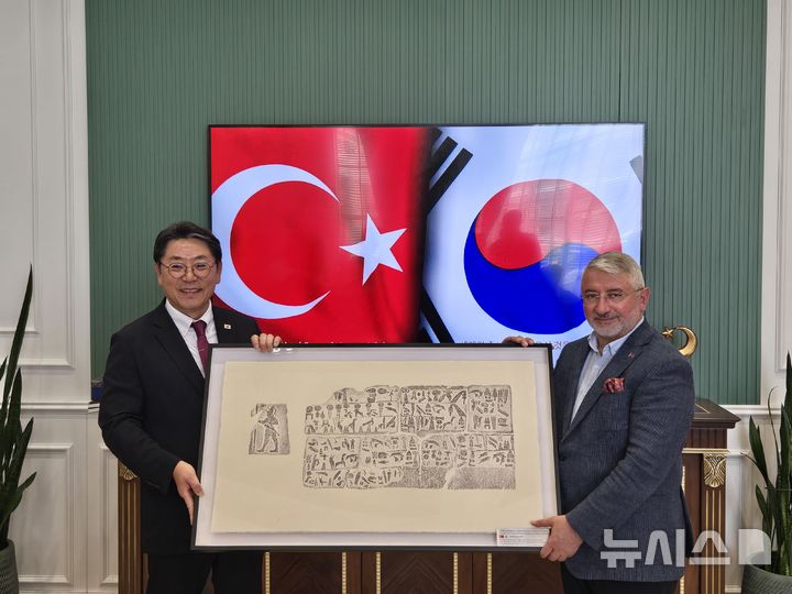 [김해=뉴시스]김해시, 국제자매도시 튀르키예 초룸시 방문( 홍태용 김해시장, 할릴 이브라힘 아쉬근 초룸시장). (사진=김해시 제공). 2025.07.02. photo@newsis.com 