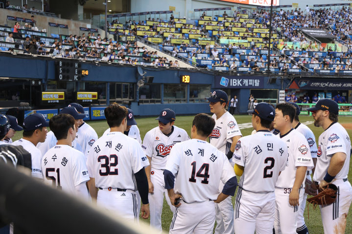 [서울=뉴시스] 프로야구 두산 베어스 선수단이 1일 서울 잠실구장에서 열린 2025 신한 쏠뱅크 KBO리그 삼성 라이온즈와의 경기를 앞두고 의지를 다지고 있다. (사진=두산 베어스 제공) 2025.07.01. *재판매 및 DB 금지