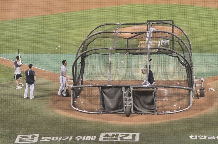 [서울=뉴시스] 문채현 기자 = 프로야구 두산 베어스 선수단이 1일 서울 잠실구장에서 열린 2025 신한 쏠뱅크 KBO리그 삼성 라이온즈와의 경기를 패한 뒤 타격 훈련에 임하고 있다. 2025.07.01. dal@newsis.com *재판매 및 DB 금지
