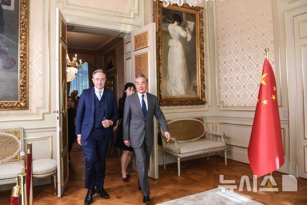 [베이징=뉴시스] 왕이 중국 공산당 중앙정치국 위원 겸 외교부장이 1일 벨기에 브뤼셀을 방문해 바르트 더 베버르 벨기에 총리와 회담을 갖기 위해 만났다.(사진=중국 외교부 홈페이지 갈무리) 2025.07.02 photo@newsis.com