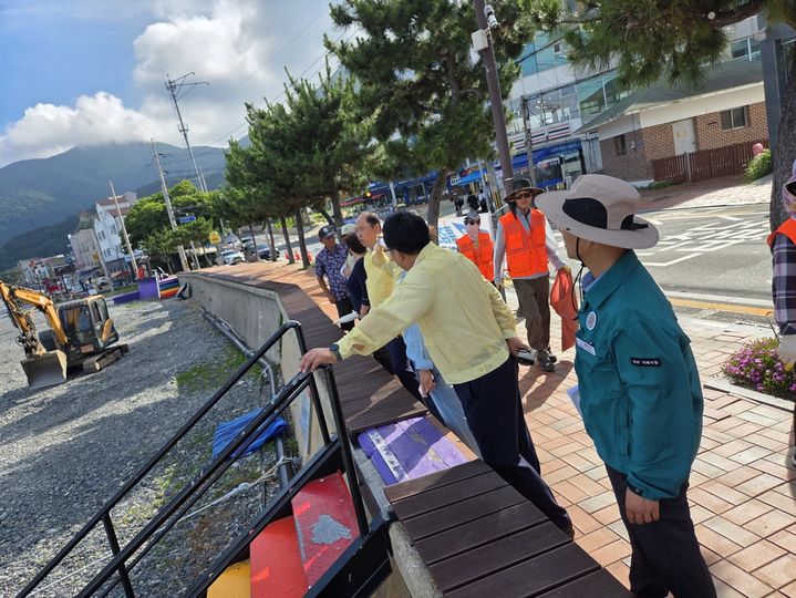 [거제=뉴시스] 신정철 기자= 거제시의회 더불어민주당(원내대표 이태열 의원) 소속 최양희, 안석봉, 이태열, 한은진 시의원들은 지난 1일, 거제시 김준오 해양관광과장과 담당팀장이 함께한 가운데 오는 5일 개장을 앞두고 있는 와현, 학동몽돌 해수욕장을 찾아 사전점검을 실시했다.사진은 학동몽돌 해수욕장 시설물 점검 모습.(사진=거제시 제공).2025.07.02. photo@newsis.com *재판매 및 DB 금지