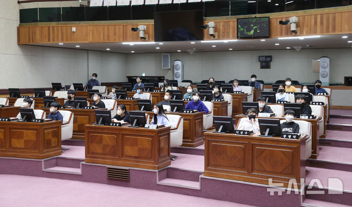 [전주=뉴시스]윤난슬 기자 = 전북 전주시의회는 '지방의회 체험교실'에 참여하는 학교에 오는 8월부터 학생 수송용 버스를 제공한다고 2일 밝혔다. (사진=전주시의회 제공) photo@newsis.com 