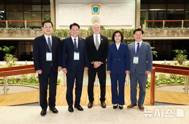 [안성·안양·광명=뉴시스] 한국 지방정부 대표단과 스테판 브루너 코스타리카 제1부통령이 면담후 기념사진을 찍고 있는 모습 (사진=안성시 제공) 2025.07.02.photo@newwsis.com 
