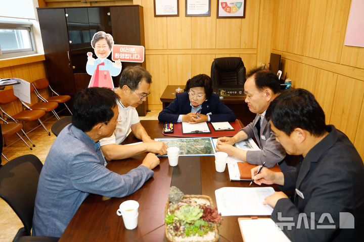 [이천=뉴시스] 김경희 이천시장이 남부시장실에서 시민들의 의견을 듣고 있다 (사진=이천시 제공) 2025.07.02.photo@newsis.com