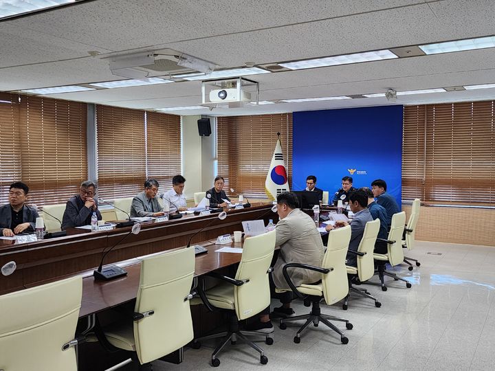 [전주=뉴시스] 2일 전북 전주시 전북경찰청 청사 내 회의실에서 전북경찰청 관계자들이 기초질서 확립을 위한 화상회의를 진행하고 있다.(사진=전북경찰청 제공) 2025.07.02. photo@newsis.com *재판매 및 DB 금지