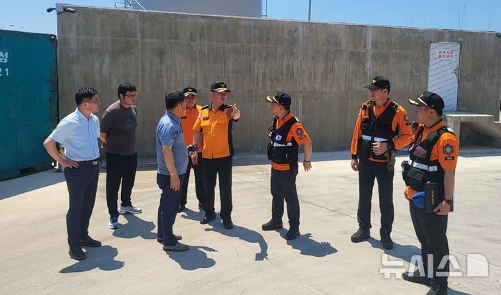 [제주=뉴시스] 강성부 신임 제주동부소방서장 등이 2일 서귀포시 성산항에서 선박 화재 예방 현장 점검을 하고 있다. (사진=제주동부소방서 제공) 2025.07.02. photo@newsis.com