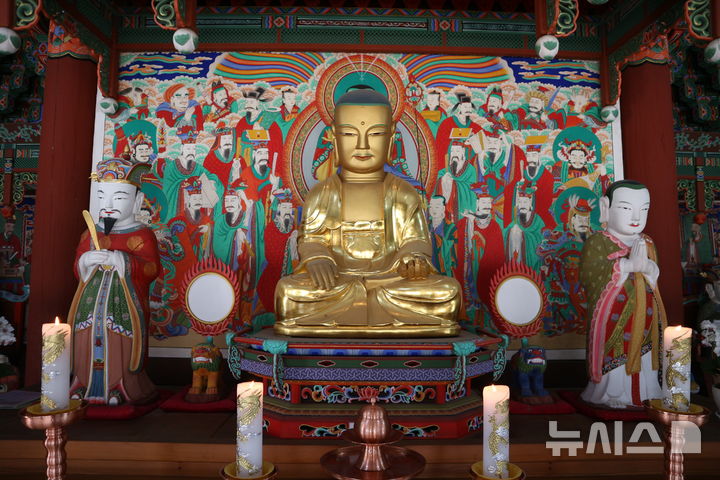 [창원=뉴시스]국가지정문화유산 보물로 지정예고된 창원 성주사 석조지장보살삼존상. (사진=경남도 제공) 2025.07.02. photo@newsis.com