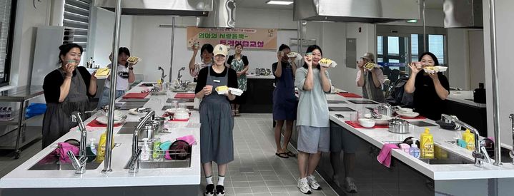 [밀양=뉴시스] 영양플러스사업 대상자들이 조리 실습을 진행하고 있다. (사진=밀양시 제공) 2025.07.02. photo@newsis.com *재판매 및 DB 금지