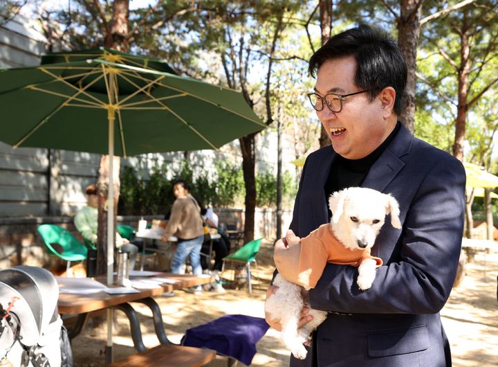 [서울=뉴시스] 박일하 동작구청장이 작년 10월 동작반려견공원에서 열린 반려동물 명랑운동회에서 반려견을 안고 있다. 2025.07.02 (사진 제공=동작구청) photo@newsis.com *재판매 및 DB 금지