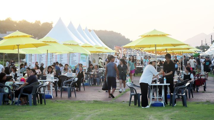 [정읍=뉴시스] 지난해 '정읍 물빛축제' 행사장 내 먹거리존 풍경. *재판매 및 DB 금지