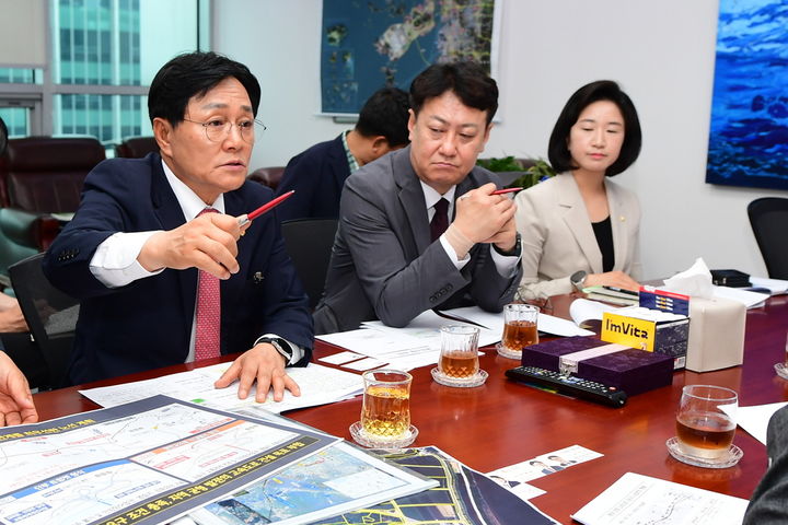 [인천=뉴시스] 박용철 인천 강화군수가 2일 국회를 찾아 제3대교가 포함된 계양~강화 고속도로 종점부 개선 대책을 공식 건의하고 있다. (사진=강화군 제공) 2025.07.02. photo@newsis.com *재판매 및 DB 금지