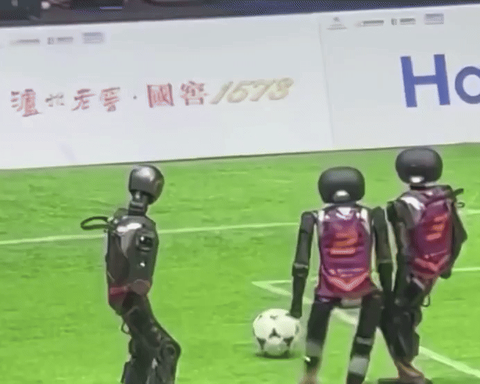 [뉴시스] 중국에서 열린 첫 3대3 로봇 축구 경기에서 충돌과 넘어짐이 반복되며 로봇 기술의 한계를 드러냈다. (사진=데일리 메일) 2025.07.01 *재판매 및 DB 금지 *재판매 및 DB 금지